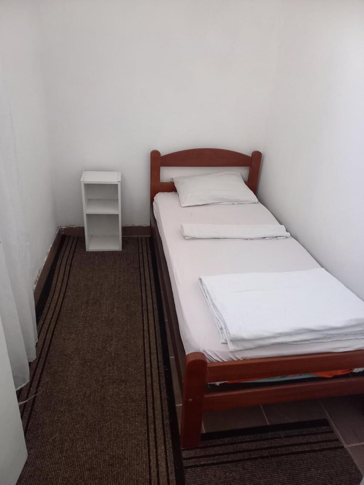Traveler'S Rest - Near Podgorica Airport Hostel Mitrovici  Ngoại thất bức ảnh
