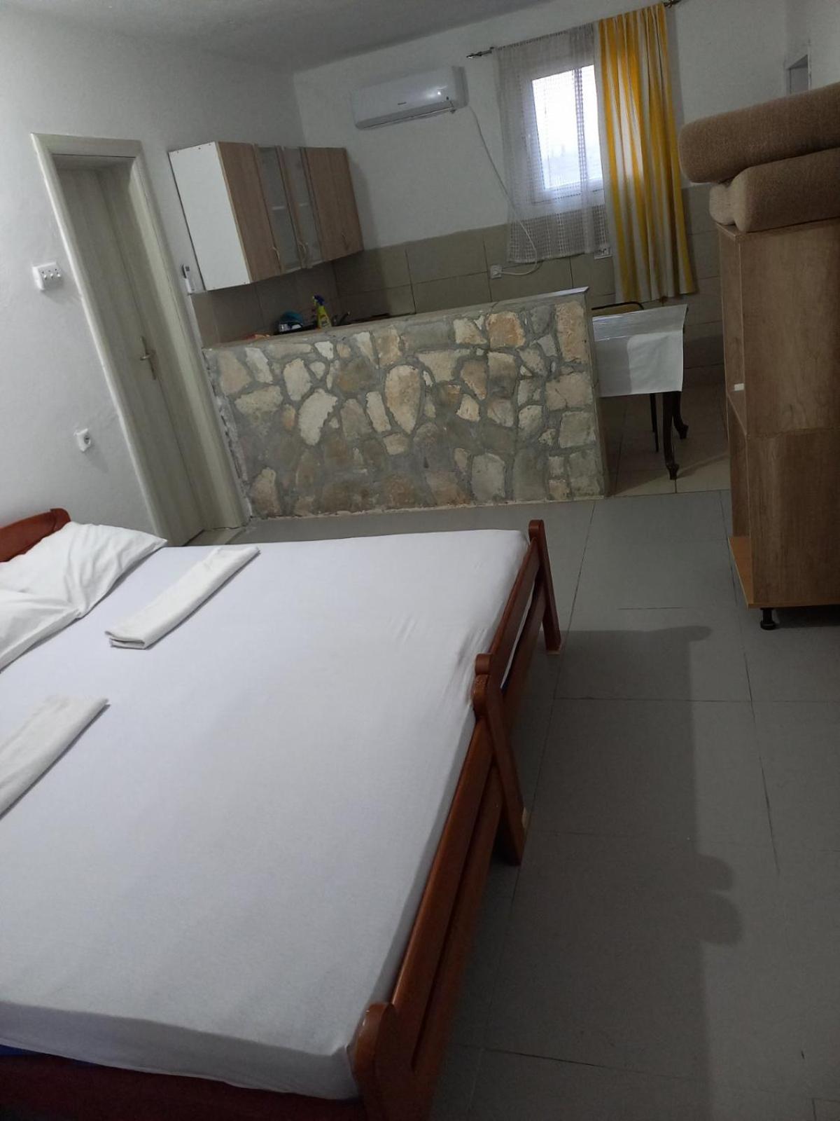 Traveler'S Rest - Near Podgorica Airport Hostel Mitrovici  Ngoại thất bức ảnh